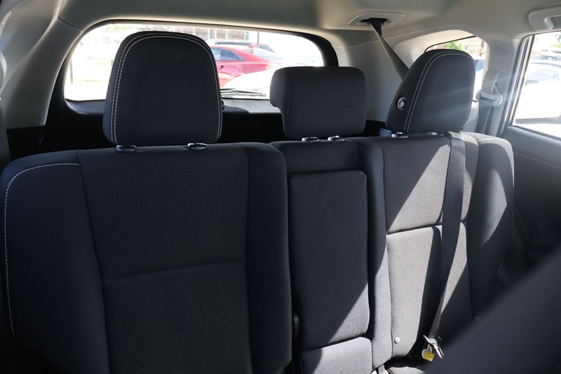 Toyota RAV4 Vehicle Full-screen Gallery Image 20