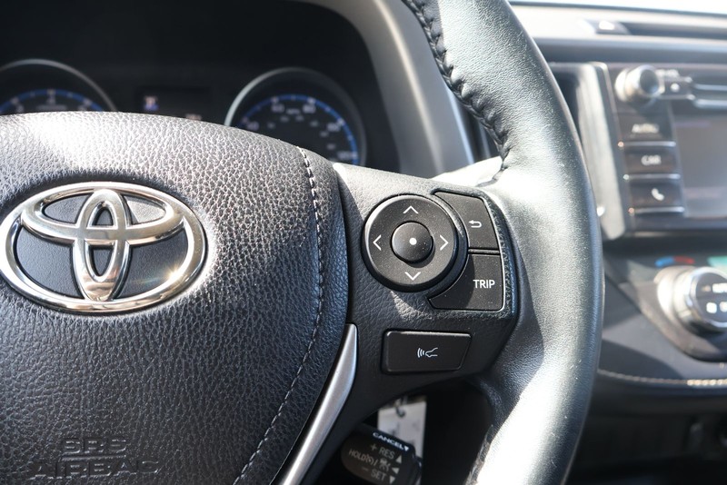 Toyota RAV4 Vehicle Full-screen Gallery Image 25