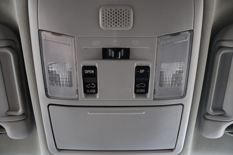 Toyota RAV4 Vehicle Full-screen Gallery Image 31