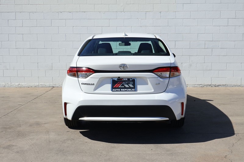 Toyota Corolla Vehicle Full-screen Gallery Image 06