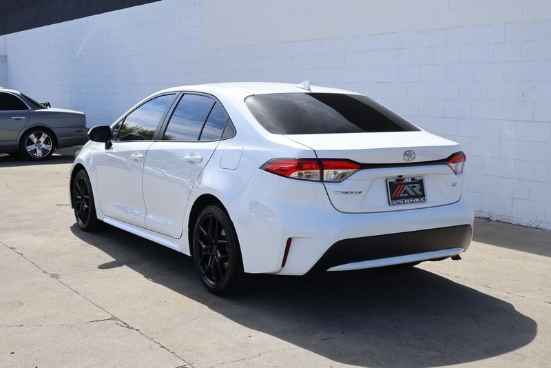 Toyota Corolla Vehicle Full-screen Gallery Image 09