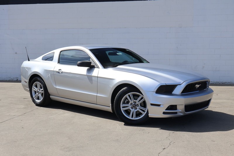 Ford Mustang Vehicle Full-screen Gallery Image 01