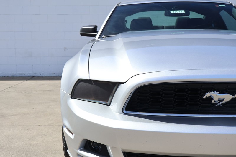 Ford Mustang Vehicle Full-screen Gallery Image 03