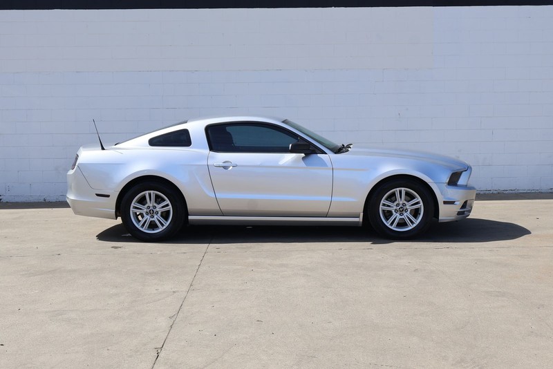 Ford Mustang Vehicle Full-screen Gallery Image 04