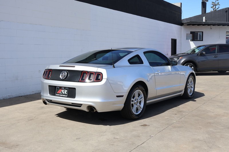 Ford Mustang Vehicle Full-screen Gallery Image 05