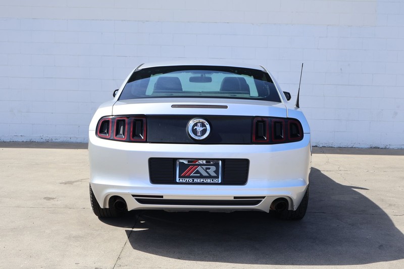 Ford Mustang Vehicle Full-screen Gallery Image 06