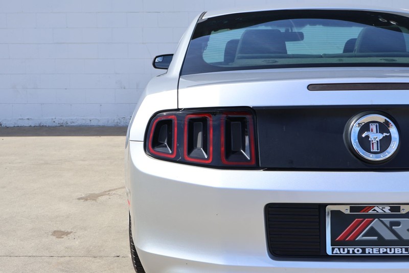 Ford Mustang Vehicle Full-screen Gallery Image 07