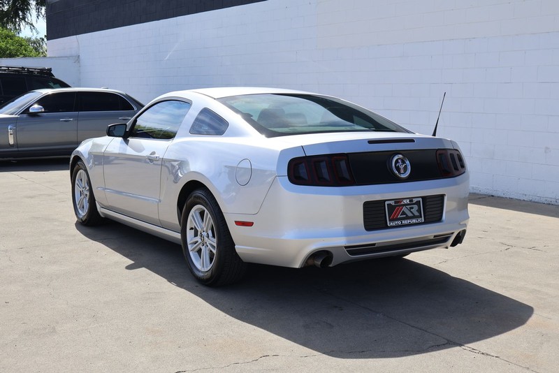Ford Mustang Vehicle Full-screen Gallery Image 09