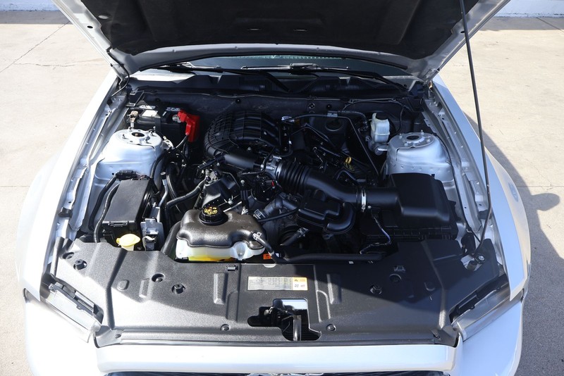 Ford Mustang Vehicle Full-screen Gallery Image 12