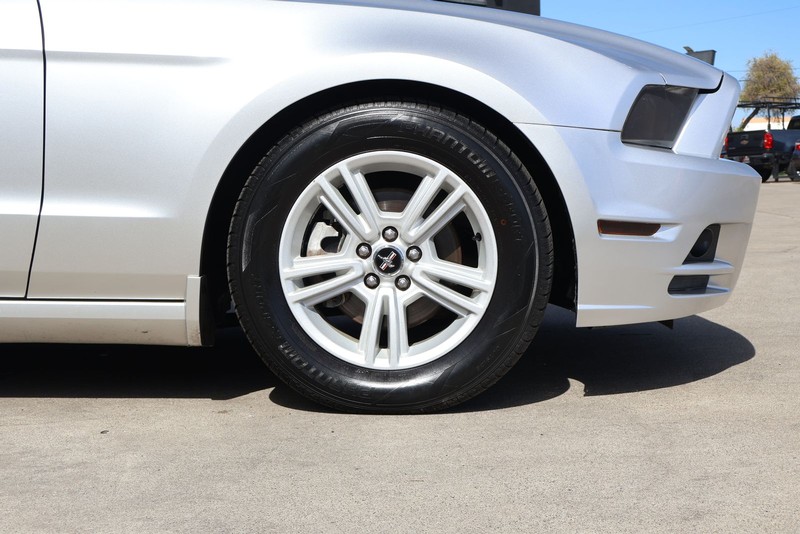 Ford Mustang Vehicle Full-screen Gallery Image 13