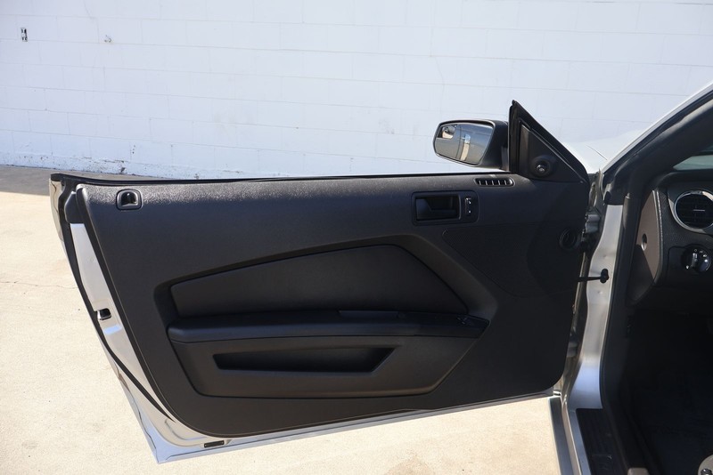 Ford Mustang Vehicle Full-screen Gallery Image 14