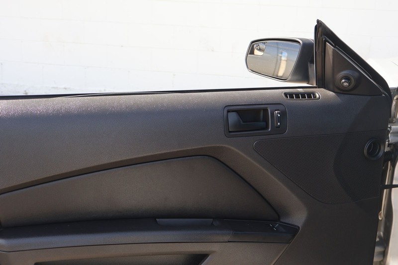 Ford Mustang Vehicle Full-screen Gallery Image 15