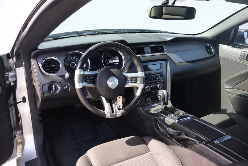 Ford Mustang Vehicle Full-screen Gallery Image 16