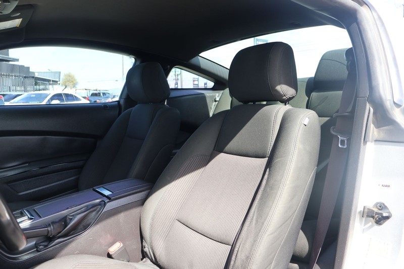 Ford Mustang Vehicle Full-screen Gallery Image 17