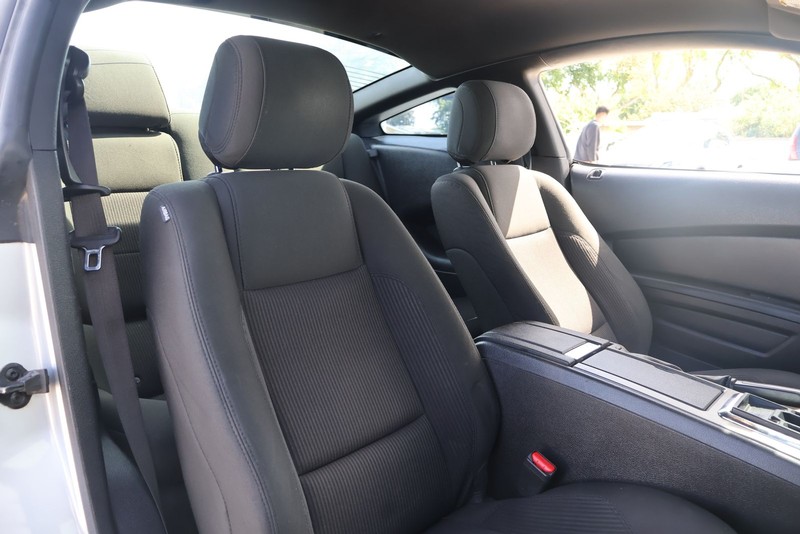 Ford Mustang Vehicle Full-screen Gallery Image 19