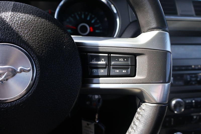 Ford Mustang Vehicle Full-screen Gallery Image 26