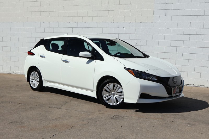 Nissan LEAF Vehicle Full-screen Gallery Image 01