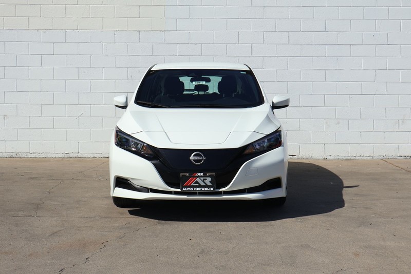 Nissan LEAF Vehicle Full-screen Gallery Image 02