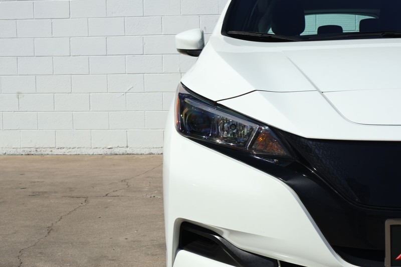 Nissan LEAF Vehicle Full-screen Gallery Image 03