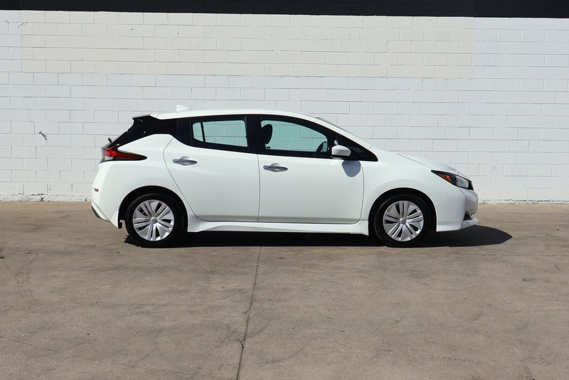 Nissan LEAF Vehicle Full-screen Gallery Image 04