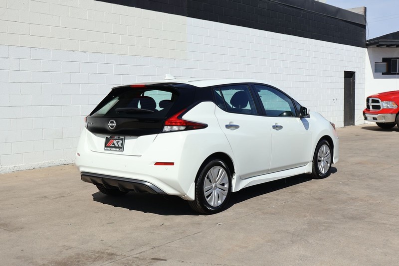 Nissan LEAF Vehicle Full-screen Gallery Image 05