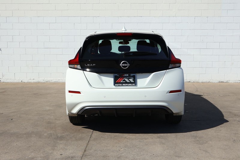 Nissan LEAF Vehicle Full-screen Gallery Image 06