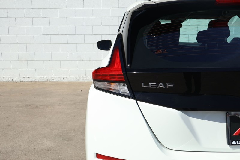 Nissan LEAF Vehicle Full-screen Gallery Image 07