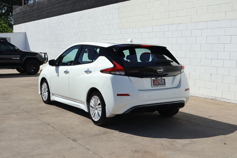 Nissan LEAF Vehicle Full-screen Gallery Image 09