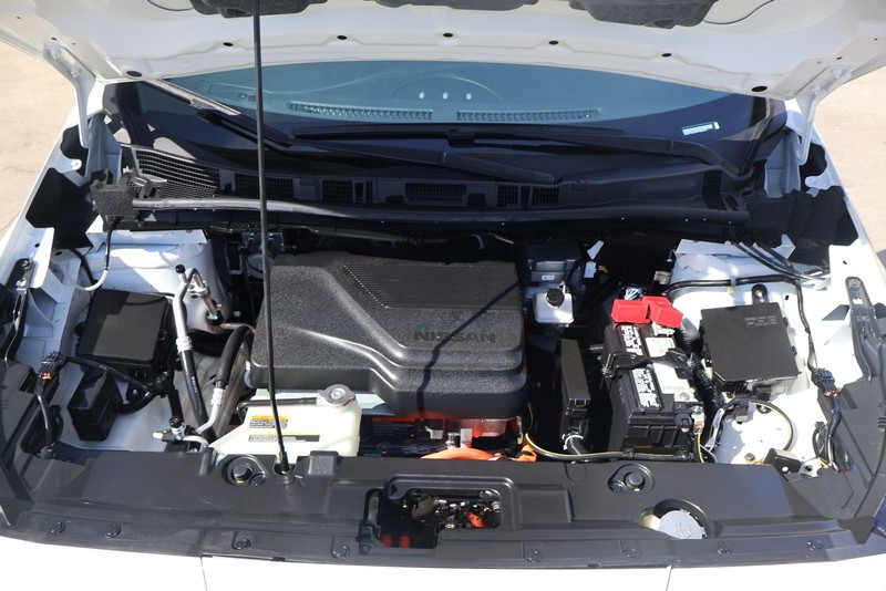 Nissan LEAF Vehicle Full-screen Gallery Image 12