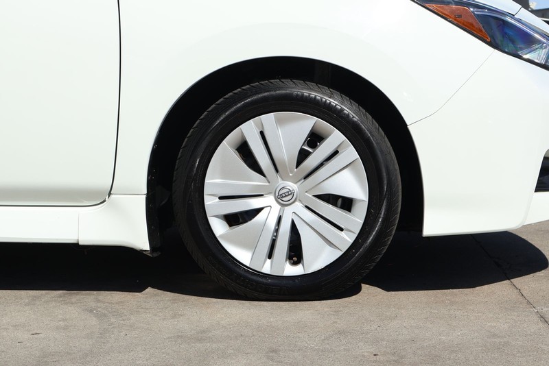 Nissan LEAF Vehicle Full-screen Gallery Image 13