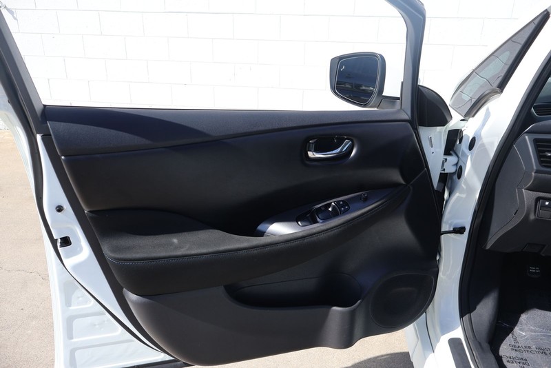 Nissan LEAF Vehicle Full-screen Gallery Image 14