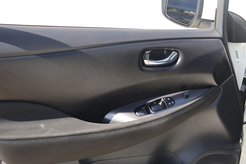 Nissan LEAF Vehicle Full-screen Gallery Image 15