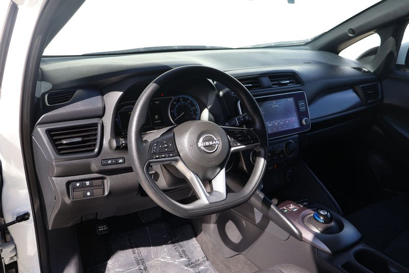 Nissan LEAF Vehicle Full-screen Gallery Image 16