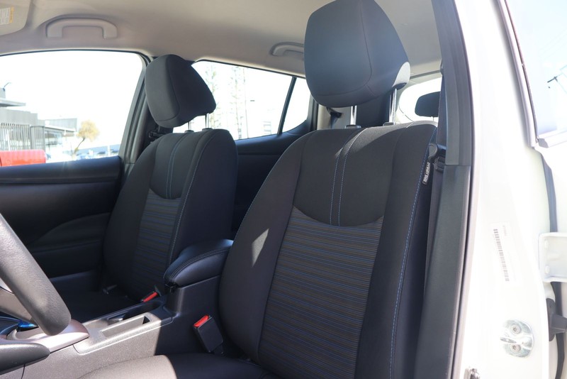 Nissan LEAF Vehicle Full-screen Gallery Image 17