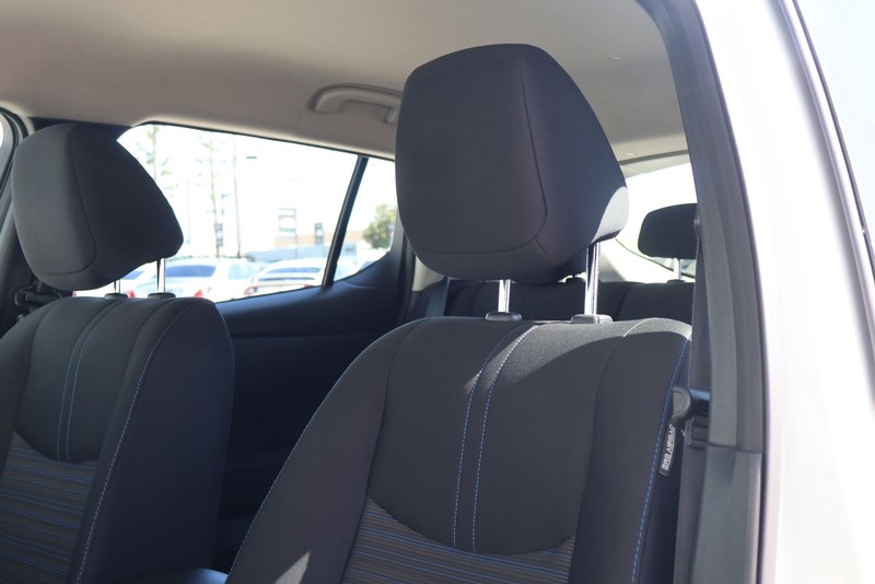 Nissan LEAF Vehicle Full-screen Gallery Image 18