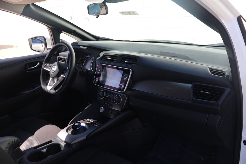 Nissan LEAF Vehicle Full-screen Gallery Image 19