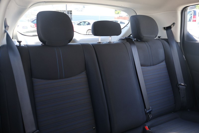 Nissan LEAF Vehicle Full-screen Gallery Image 21