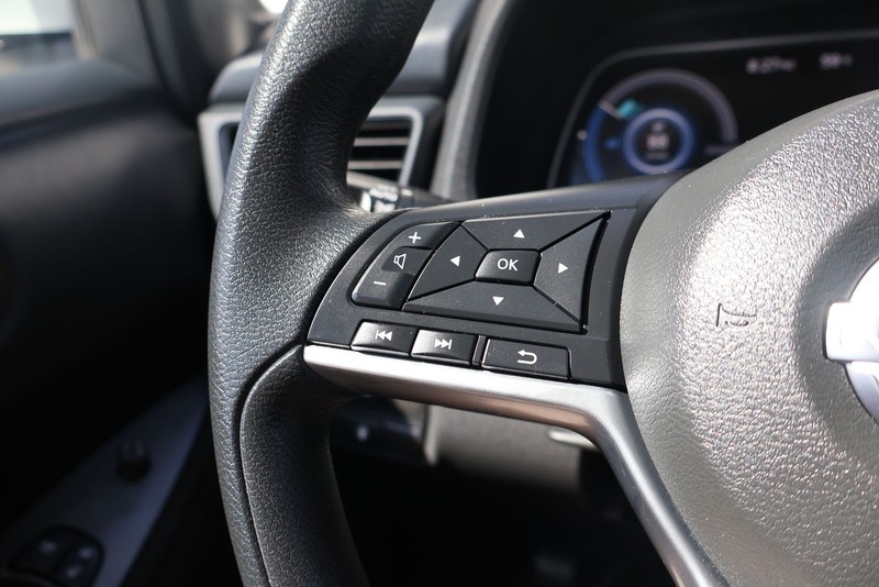 Nissan LEAF Vehicle Full-screen Gallery Image 25