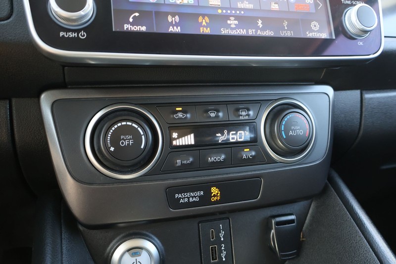 Nissan LEAF Vehicle Full-screen Gallery Image 30