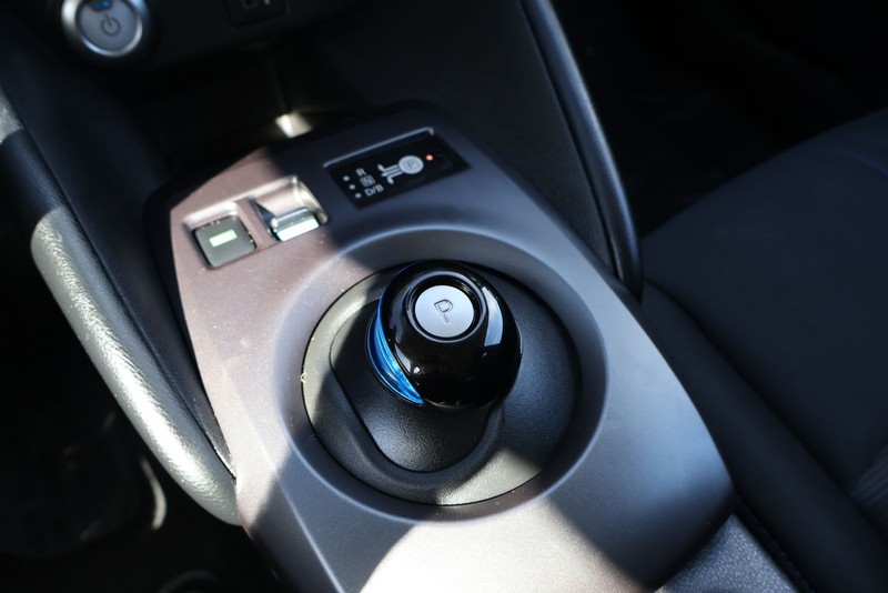 Nissan LEAF Vehicle Full-screen Gallery Image 31