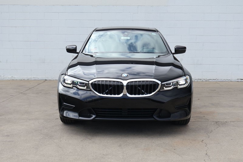 BMW 330i Vehicle Full-screen Gallery Image 02