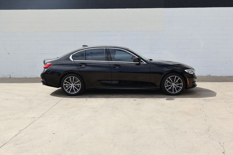 BMW 330i Vehicle Full-screen Gallery Image 04