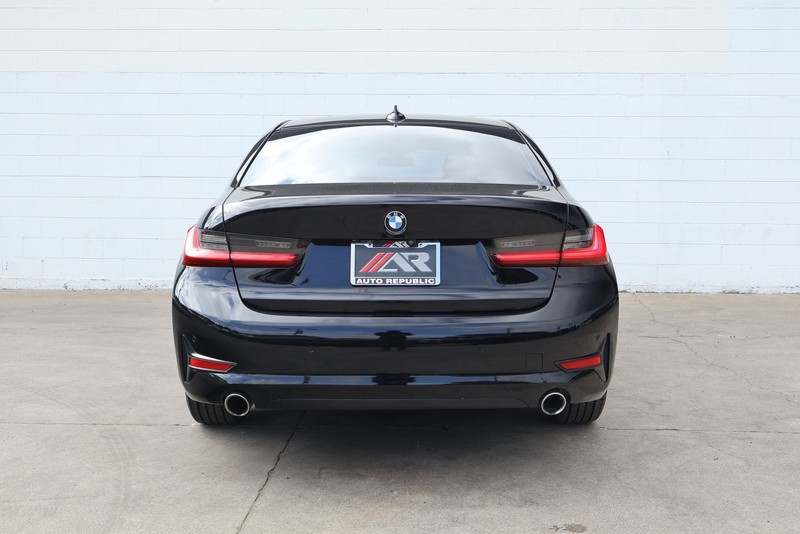 BMW 330i Vehicle Full-screen Gallery Image 06