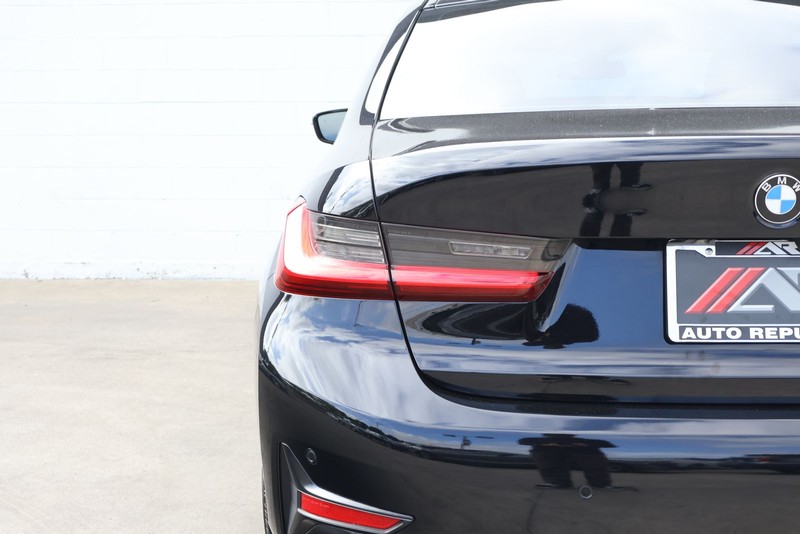 BMW 330i Vehicle Full-screen Gallery Image 07