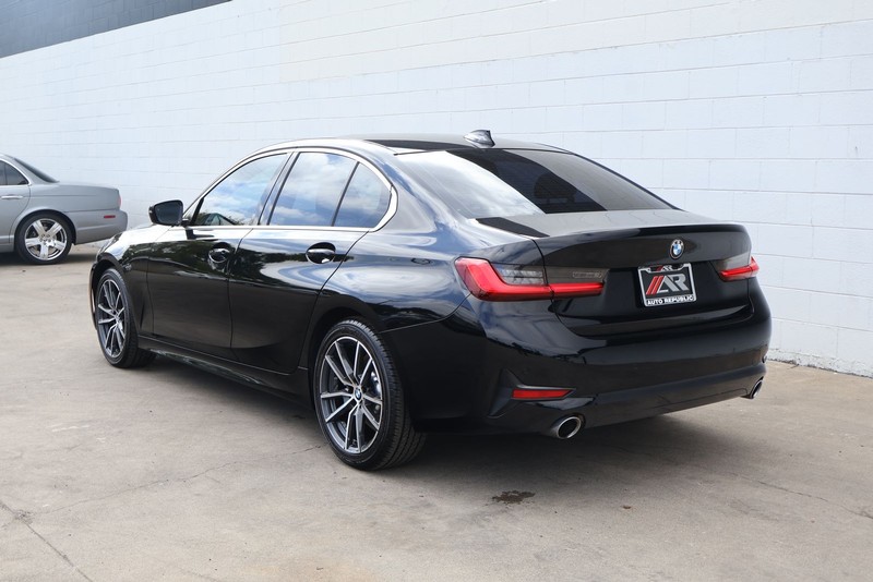 BMW 330i Vehicle Full-screen Gallery Image 09