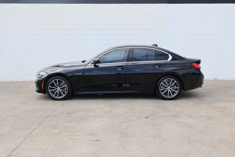 BMW 330i Vehicle Full-screen Gallery Image 10