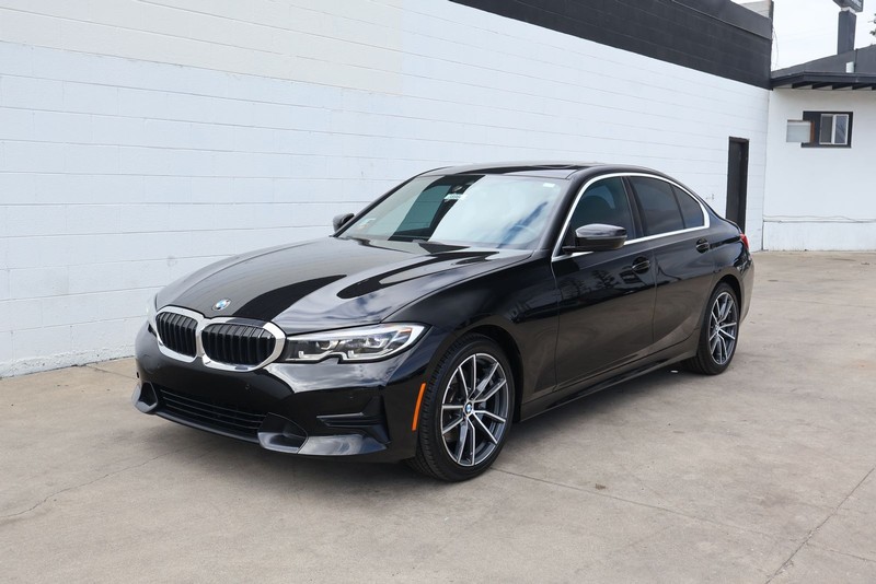 BMW 330i Vehicle Full-screen Gallery Image 11