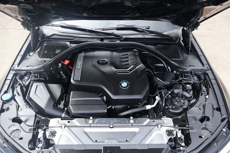 BMW 330i Vehicle Full-screen Gallery Image 12