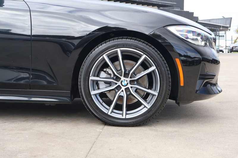 BMW 330i Vehicle Full-screen Gallery Image 13