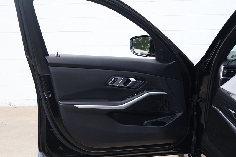 BMW 330i Vehicle Full-screen Gallery Image 14